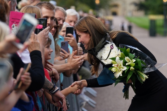 Momen Kebersamaan Pangeran William dan Harry Menyapa Warga di Kastil Windsor