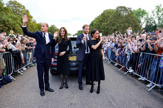 Momen Kebersamaan Pangeran William dan Harry Menyapa Warga di Kastil Windsor