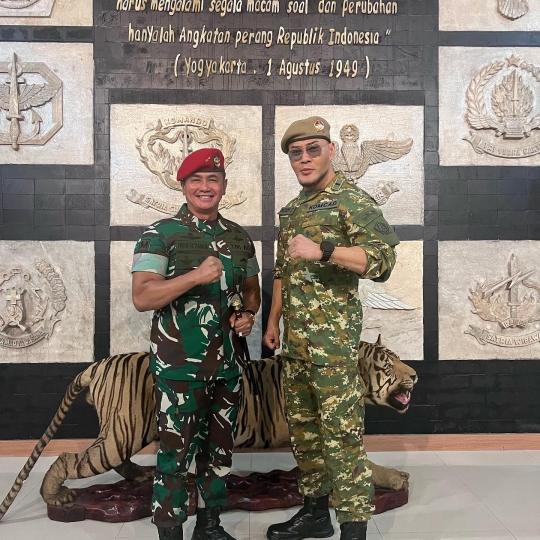 Sangar! Potret Deddy Corbuzier dengan Jenderal AD, Pamer Otot Bareng Danjen Kopassus