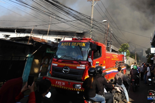 Asap Hitam Kebakaran Gudang JNE di Depok