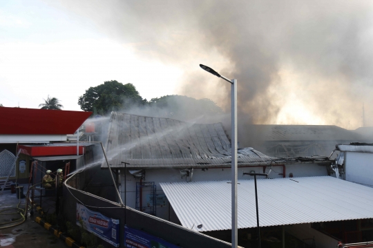 Asap Hitam Kebakaran Gudang JNE di Depok