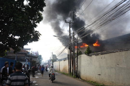 Asap Hitam Kebakaran Gudang JNE di Depok