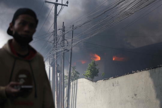 Asap Hitam Kebakaran Gudang JNE di Depok