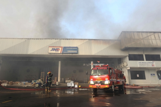 Asap Hitam Kebakaran Gudang JNE di Depok