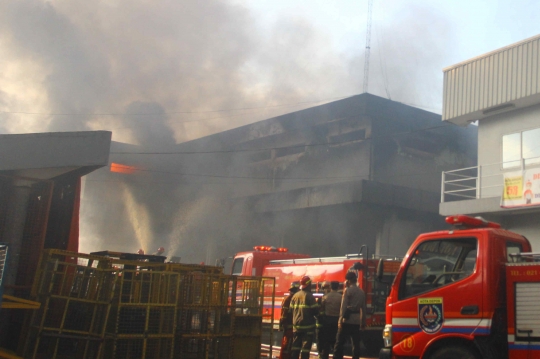 Asap Hitam Kebakaran Gudang JNE di Depok