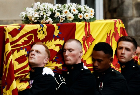 Ribuan Orang Sambut Jenazah Ratu Elizabeth II di Istana Holyroodhouse