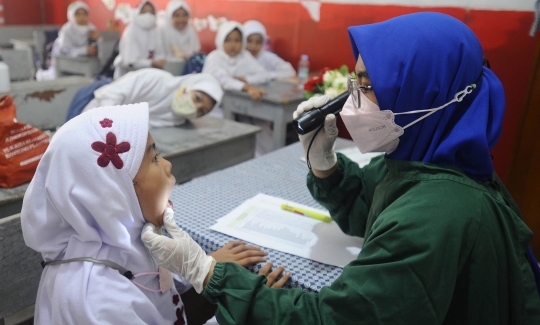 Antusiasme Siswa SD Ikuti Pemeriksaan Kesehatan