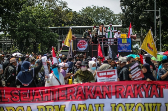 Spanduk 'Jokowi Mundur' Warnai Demo Tolak Kenaikan BBM di Patung Kuda