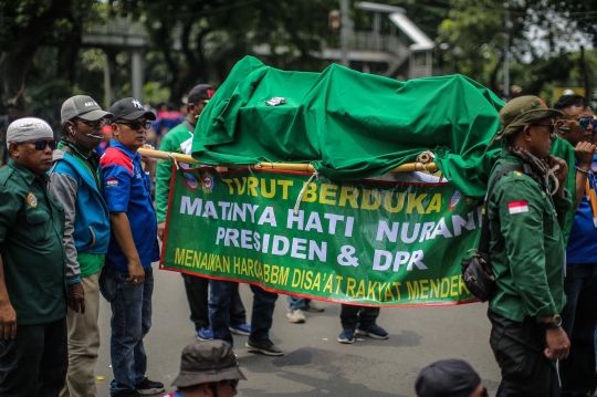 Spanduk 'Jokowi Mundur' Warnai Demo Tolak Kenaikan BBM di Patung Kuda