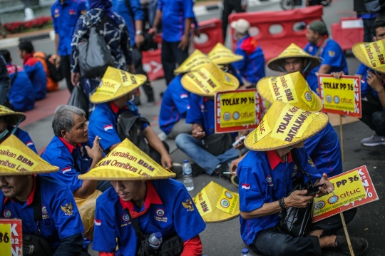 Spanduk 'Jokowi Mundur' Warnai Demo Tolak Kenaikan BBM di Patung Kuda