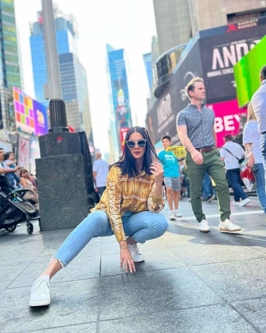 Gaya Paula Verhoeven di Times Square New York, Penampilannya Mencuri Perhatian
