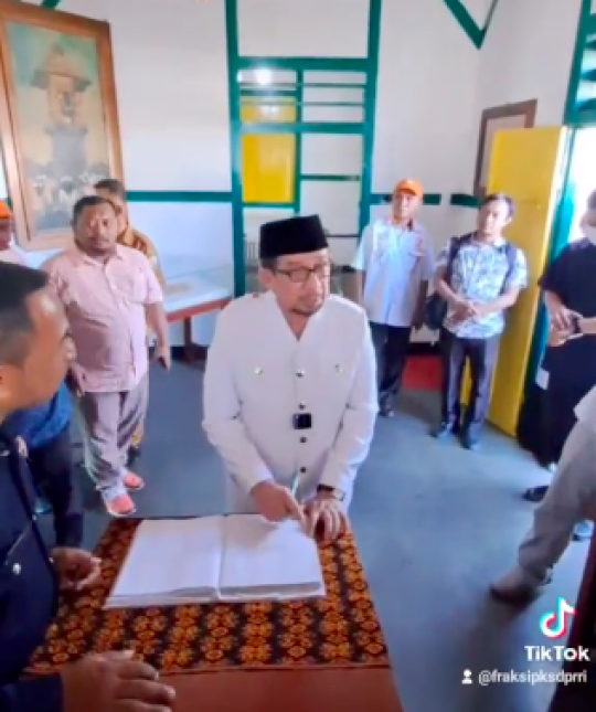 Salim Segaf PKS Kunjungi Rumah Pengasingan Bung Karno, Seragamnya Jadi Sorotan