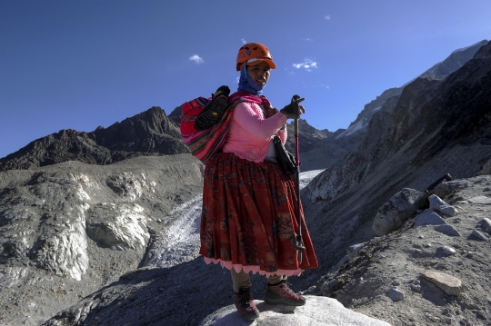 Aksi Perempuan Adat Mendaki Gunung Bersalju di Bolivia