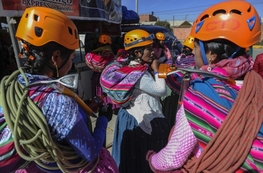 Aksi Perempuan Adat Mendaki Gunung Bersalju di Bolivia