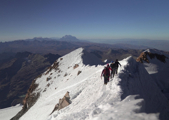 Aksi Perempuan Adat Mendaki Gunung Bersalju di Bolivia