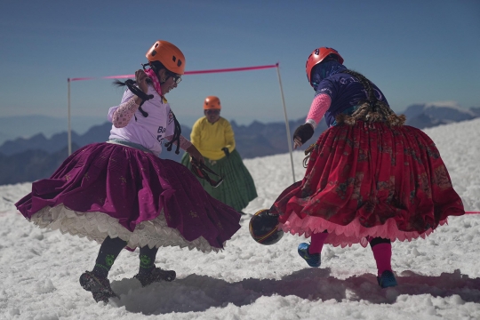 Aksi Perempuan Adat Mendaki Gunung Bersalju di Bolivia