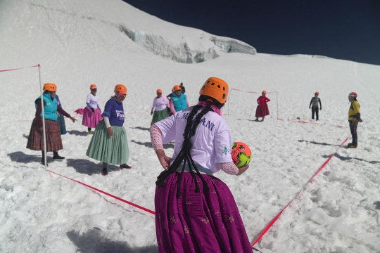 Aksi Perempuan Adat Mendaki Gunung Bersalju di Bolivia