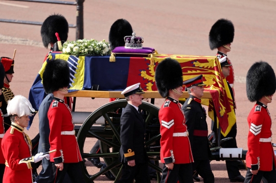 Penampakan Mahkota Ratu Elizabeth II Bertahtakan Permata Paling Berharga di Dunia