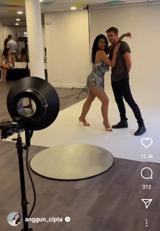Momen Anggun Pemotretan Bareng Cowok Bule Ganteng, di Depannya Sang Suami Menunggu