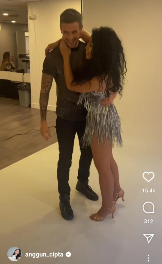 Momen Anggun Pemotretan Bareng Cowok Bule Ganteng, di Depannya Sang Suami Menunggu