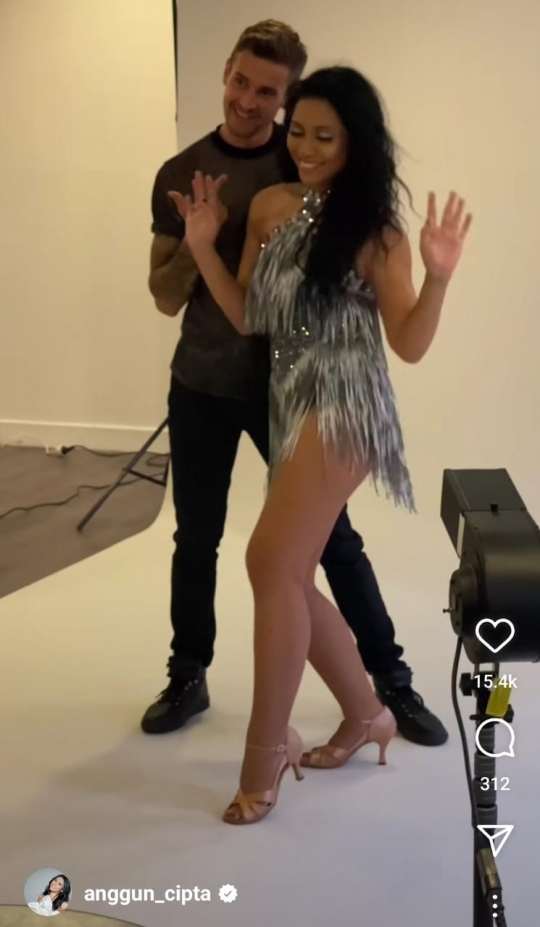 Momen Anggun Pemotretan Bareng Cowok Bule Ganteng, di Depannya Sang Suami Menunggu