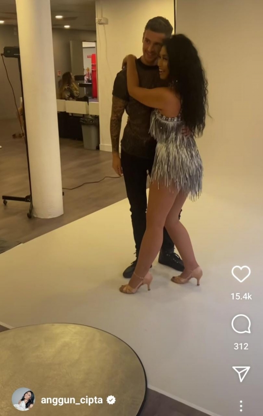 Momen Anggun Pemotretan Bareng Cowok Bule Ganteng, di Depannya Sang Suami Menunggu