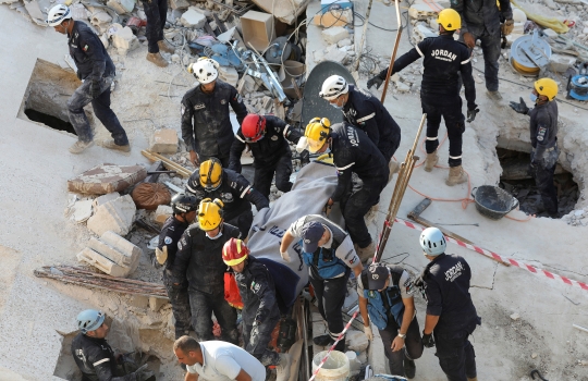 Perjuangan Menyelamatkan Korban Terjebak Bangunan Runtuh di Yordania