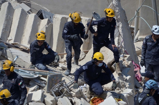 Perjuangan Menyelamatkan Korban Terjebak Bangunan Runtuh di Yordania