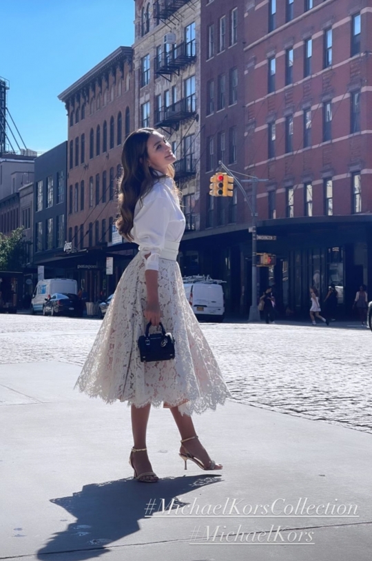 5 Potret Gaya Luna Maya Hadiri Fashion Show di New York, Pamer Bareng Dahyun TWICE