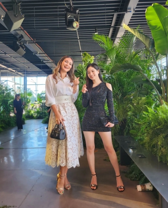 5 Potret Gaya Luna Maya Hadiri Fashion Show di New York, Pamer Bareng Dahyun TWICE