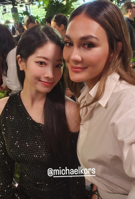 5 Potret Gaya Luna Maya Hadiri Fashion Show di New York, Pamer Bareng Dahyun TWICE