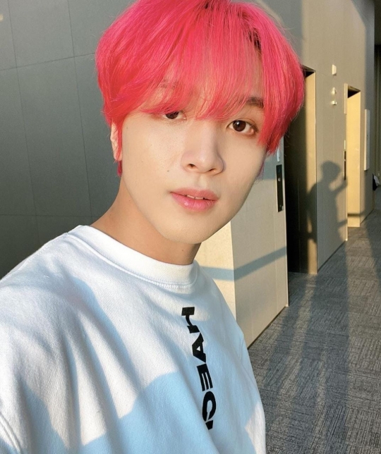 Ganteng Banget! Ini Deretan Potret Haechan NCT Berambut Merah