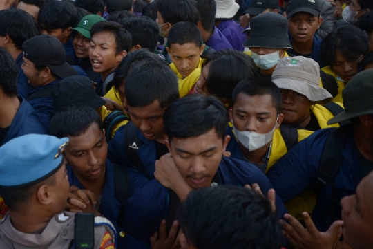 Massa Tolak Kenaikan BBM di Patung Kuda Terlibat Aksi Dorong-Dorongan dengan Aparat