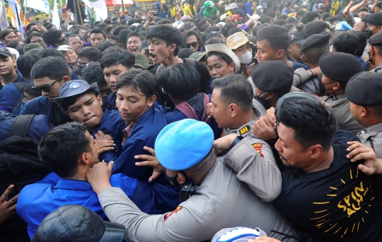 Massa Tolak Kenaikan BBM di Patung Kuda Terlibat Aksi Dorong-Dorongan dengan Aparat