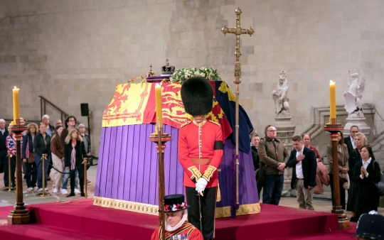 Warga Bergantian Beri Penghormatan Terakhir Ratu Elizabeth II di Istana Westminster