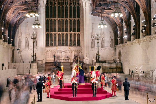 Warga Bergantian Beri Penghormatan Terakhir Ratu Elizabeth II di Istana Westminster