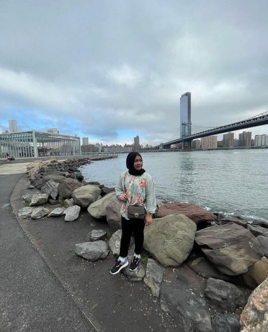 Intip Potret Mbak Lala Liburan di New York, Foto Bareng Aktor Terkenal