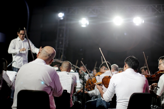Aksi Addie Ms Bersama Twilite Orchestra Hibur Calon Penumpang KRL