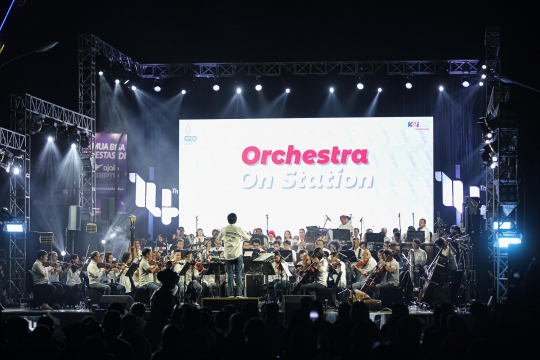 Aksi Addie Ms Bersama Twilite Orchestra Hibur Calon Penumpang KRL