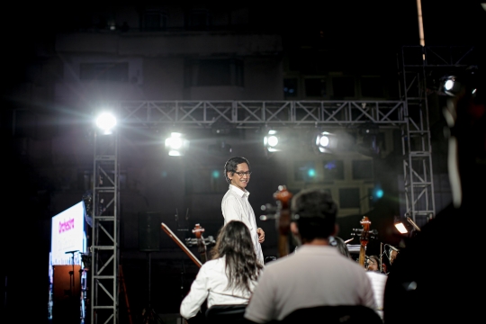 Aksi Addie Ms Bersama Twilite Orchestra Hibur Calon Penumpang KRL
