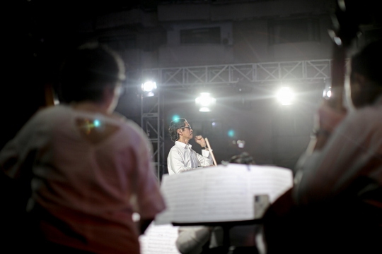 Aksi Addie Ms Bersama Twilite Orchestra Hibur Calon Penumpang KRL