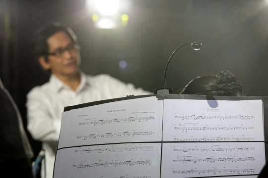 Aksi Addie Ms Bersama Twilite Orchestra Hibur Calon Penumpang KRL