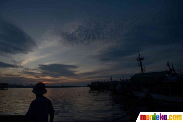 Aktivitas warga di sekitar Pelabuhan Muara Angke, Jakarta, Sabtu (17/9/2022). Sambil melihat aktivitas bongkar muat ikan hasil melaut, warga dapat menikmati matahari terbenam di pesisir pantai utara Jakarta yang Hidden Gem.