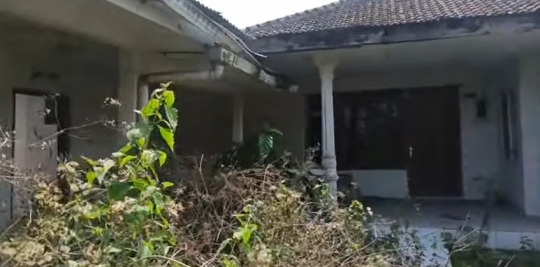 Potret Rumah Mewah Milik Dokter Terbengkalai di dalamnya Banyak Obat & Ranjang Bayi