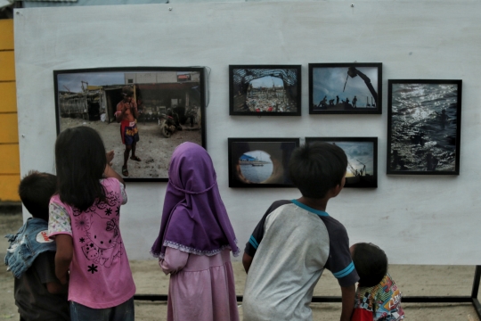 Melihat Pameran Foto Karya Anak Pesisir