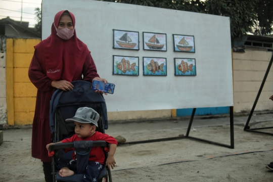 Melihat Pameran Foto Karya Anak Pesisir