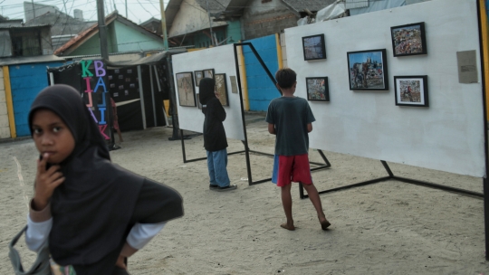 Melihat Pameran Foto Karya Anak Pesisir