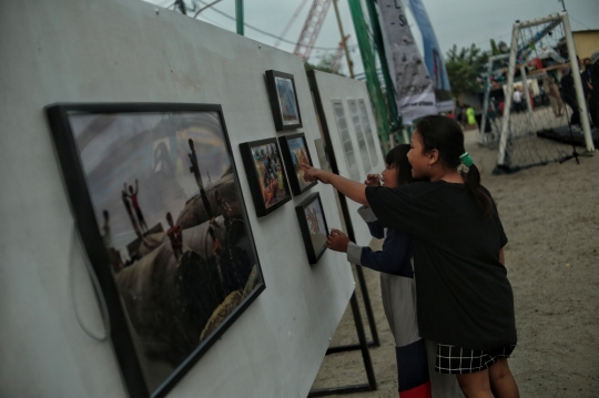 Melihat Pameran Foto Karya Anak Pesisir