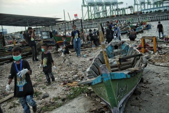 Aksi Anak-Anak Bersihkan Sampah Pesisir