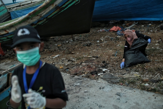 Aksi Anak-Anak Bersihkan Sampah Pesisir